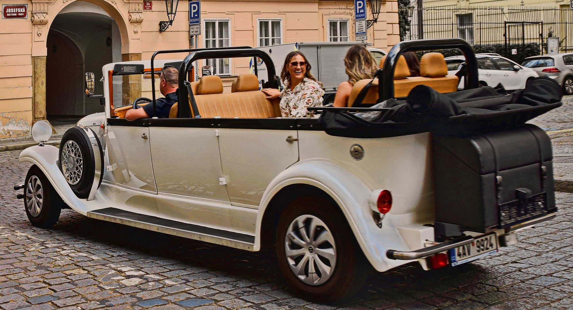 PRAG   - Stadtrundfahrt im Oldtimer