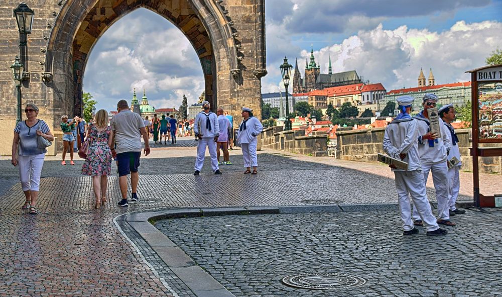 PRAG   - Stadtrundfahrt mit Bootsfahrt -