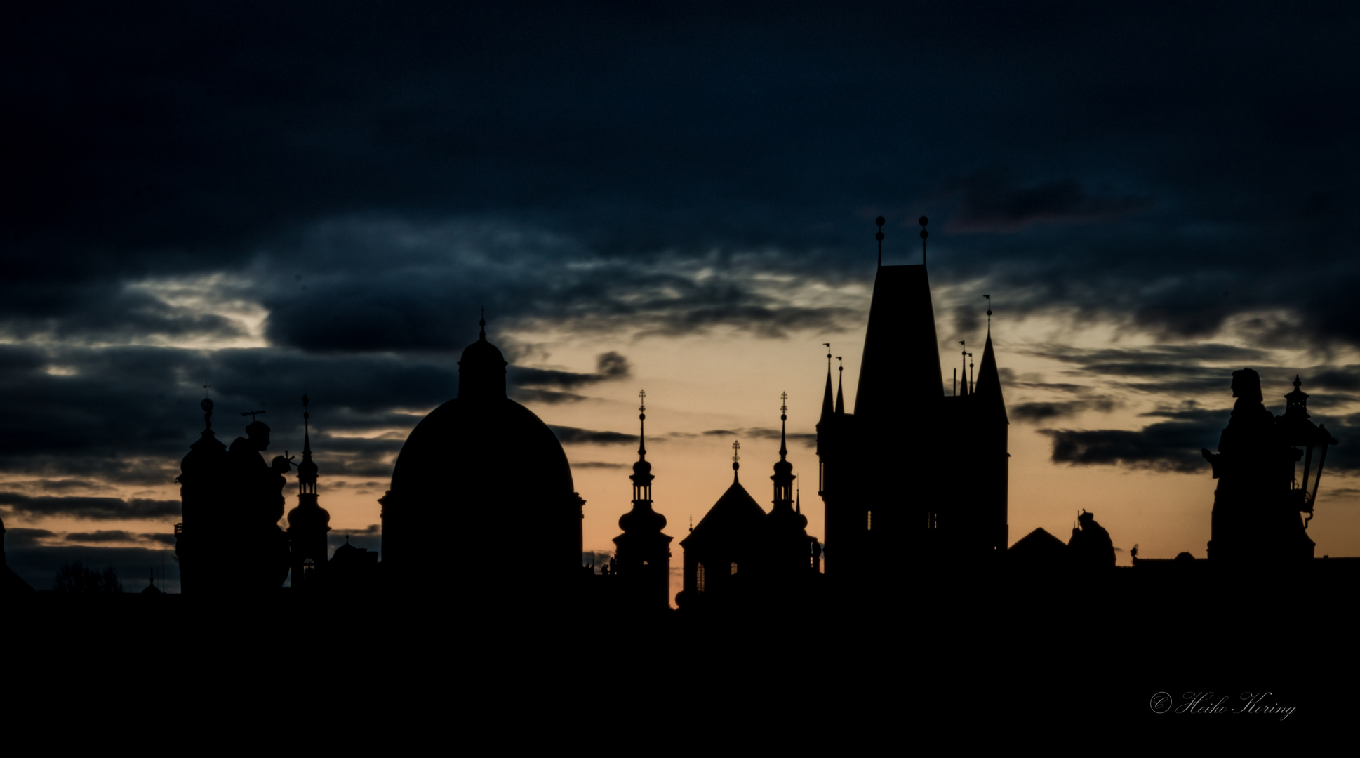 Prag von der Karlsbrücke Richtung Sonnenaufgang