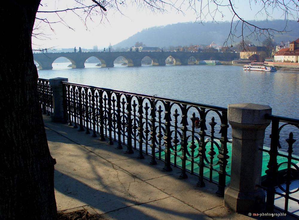 Prag - XV / Blick auf Karlsbrücke