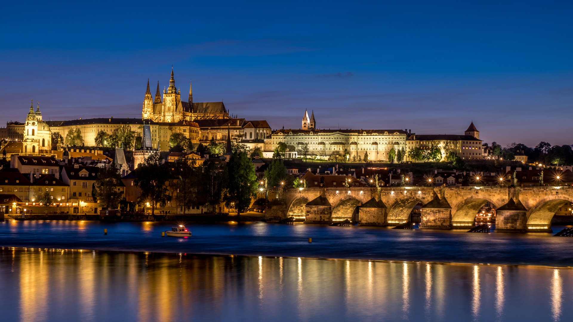 Prag zur blauen Stunde