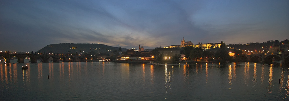 Prag zur blauen Stunde (HDR)