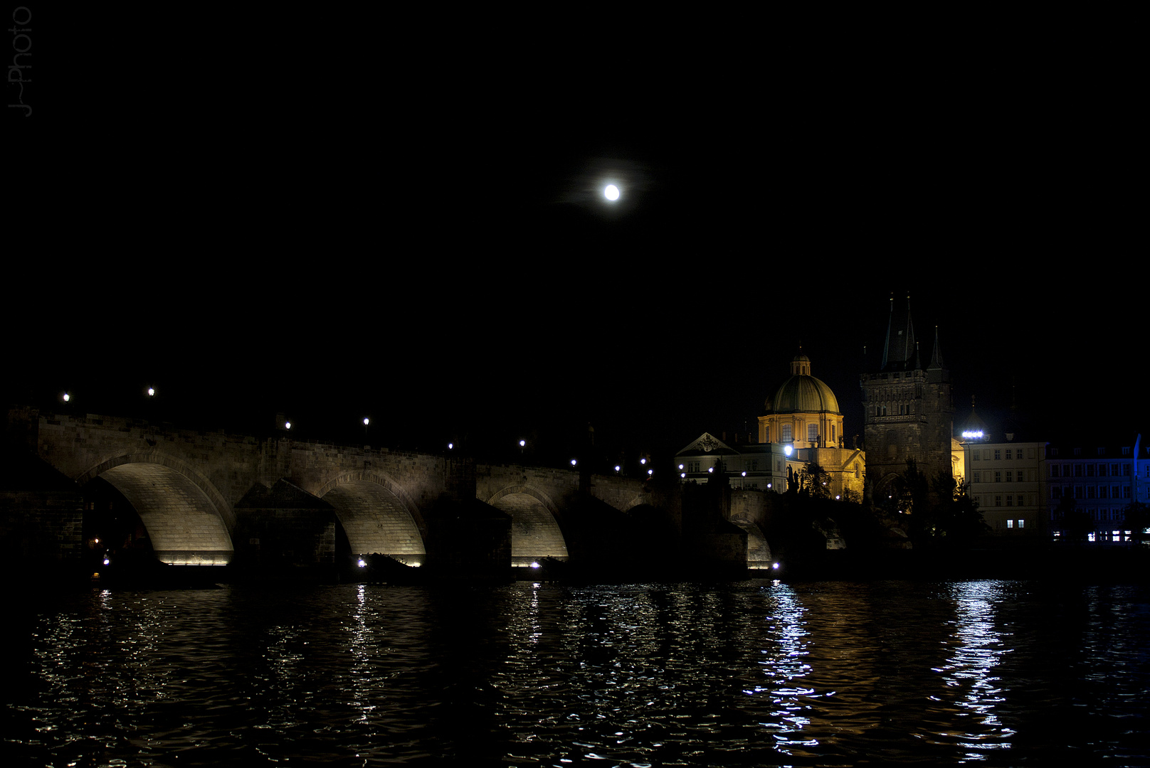 Praga bajo la luna