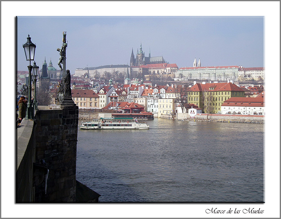 Praga (Catedral y palacio imperial desde el puente de Karlos)