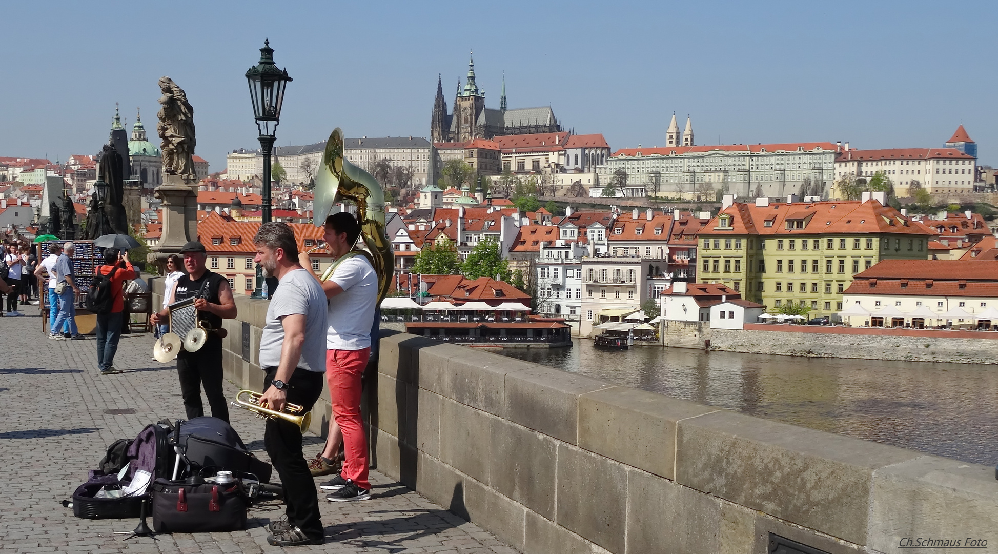 Prag.....Blick zur Burg von der Brücke