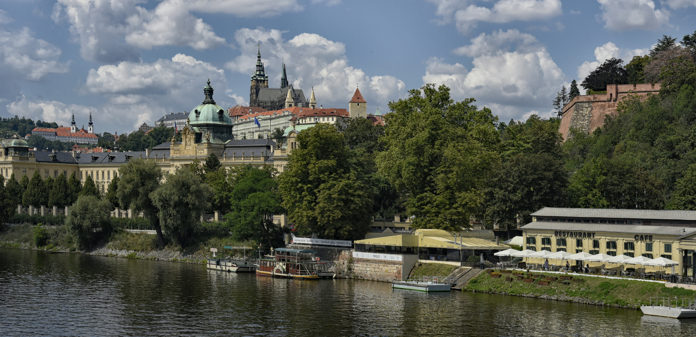 Prager Burg  2020 - Spaziergang an der Moldau -