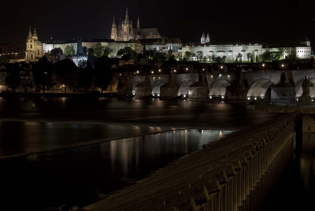 Prager Burg (Hradschin), Karlsbrücke und Moldau bei Nacht