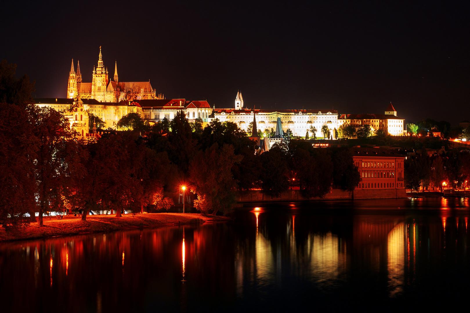 Prager Burg im Nachtschein