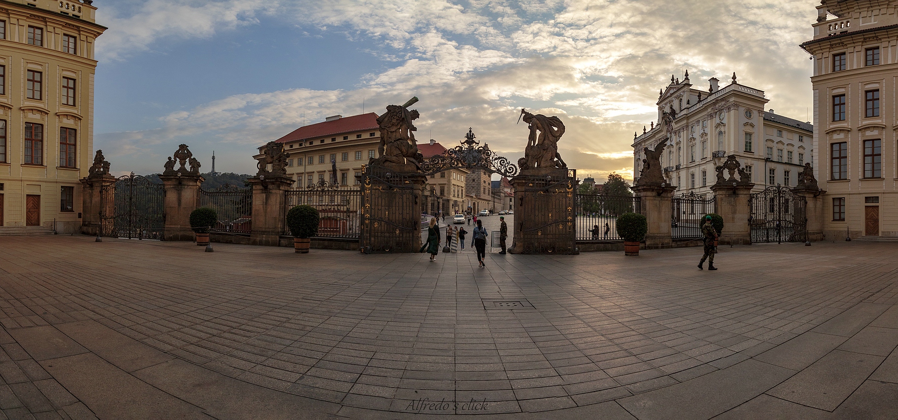 Prager Burg-Tor Pano.