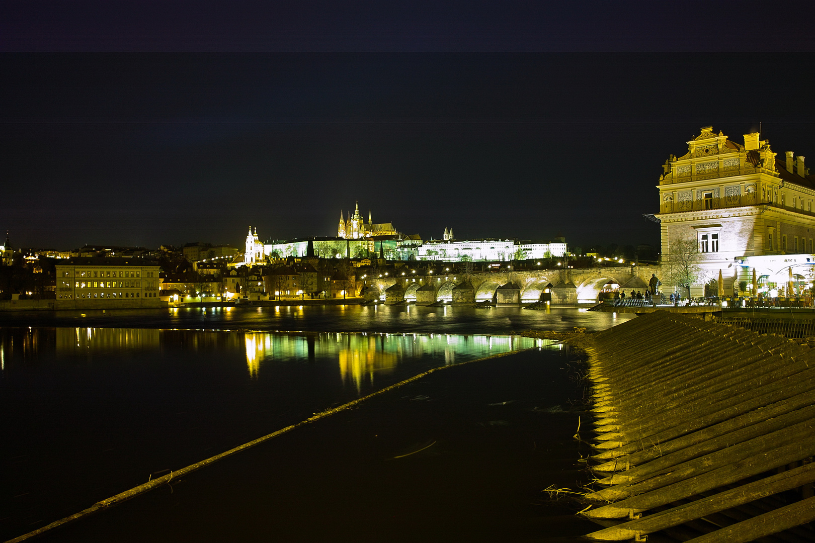 Prager Burg und Karlsbrücke bei Nacht