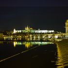 Prager Burg und Karlsbrücke bei Nacht