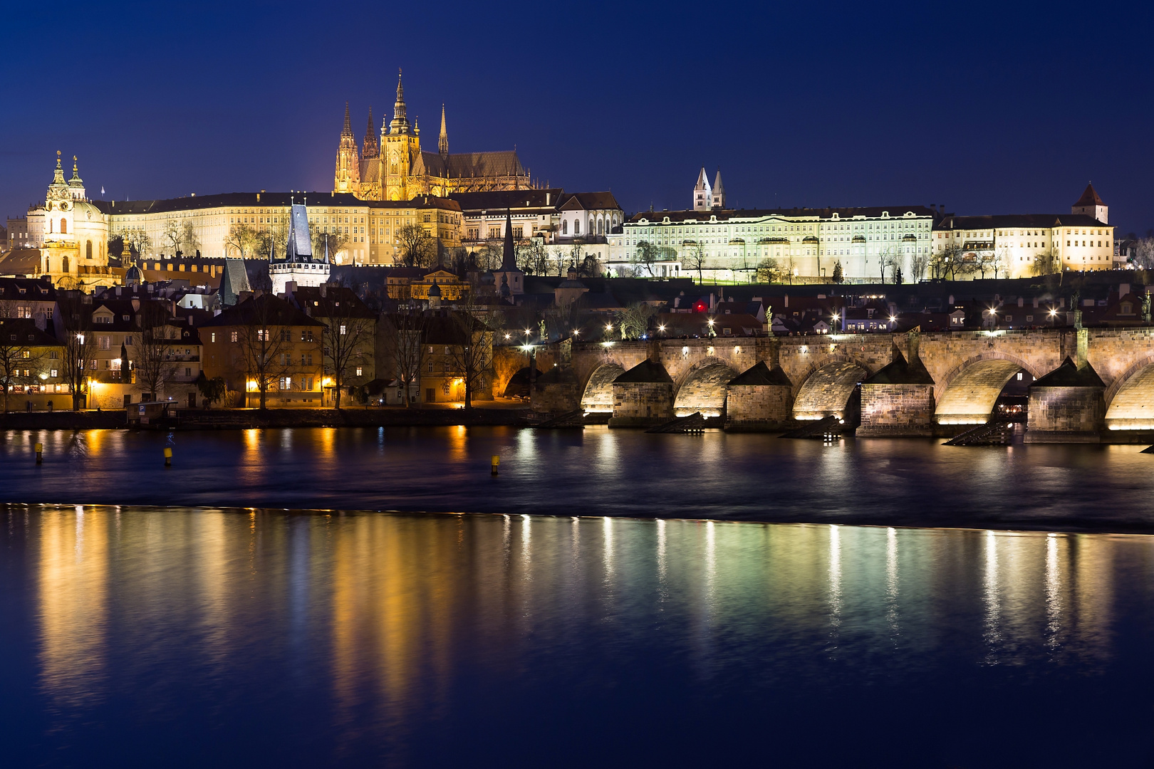 Prager Burg und Karlsbrücke zur blauen Stunde