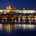 Prager Burg und Karlsbrücke zur blauen Stunde