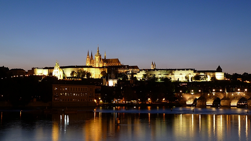 Prager Burg und Karlsbrücke zur Blauen Stunde