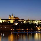 Prager Burg und Karlsbrücke zur Blauen Stunde