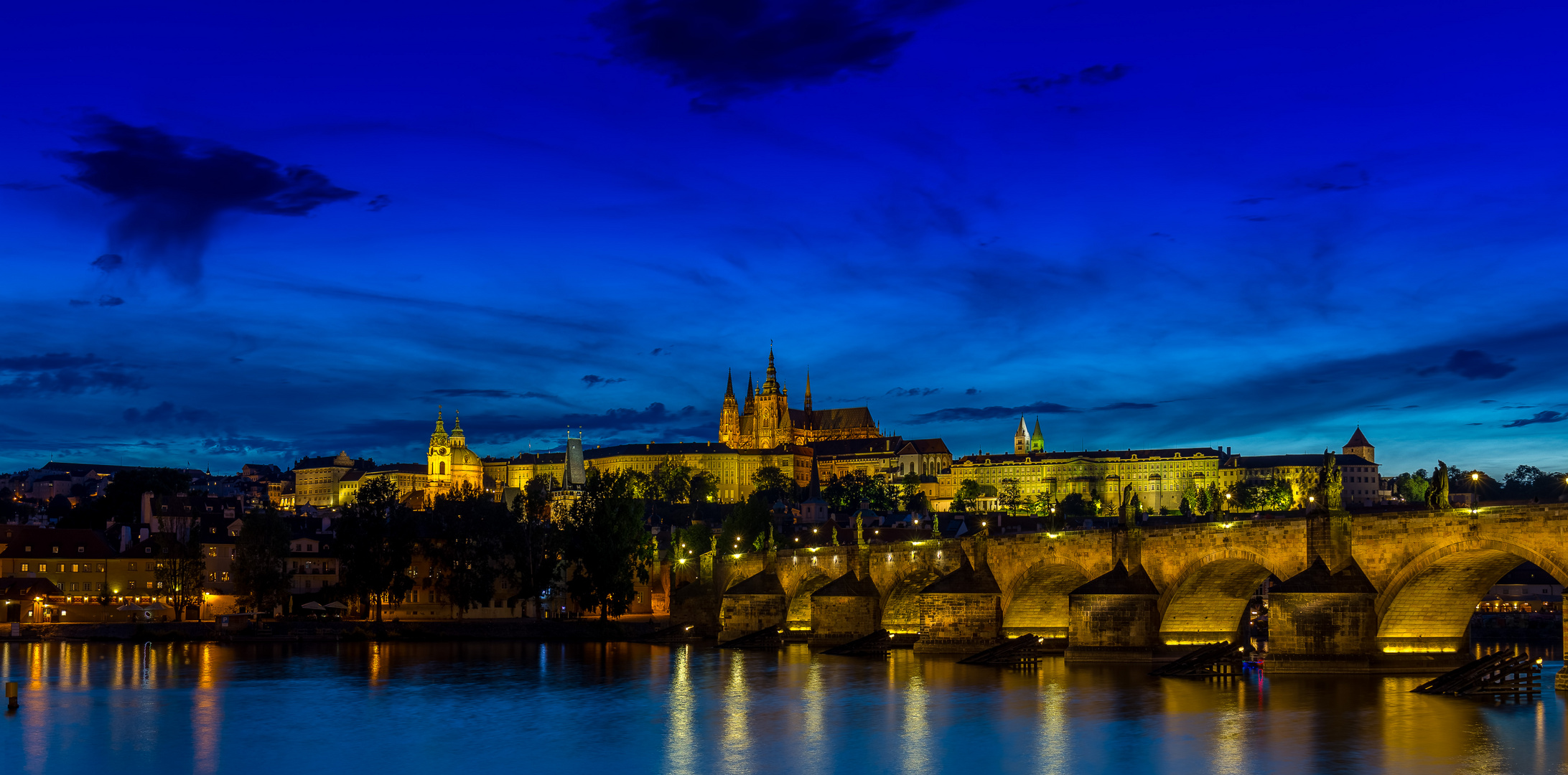 Prager Burg und Karlsbrücke zur blauen Stunde