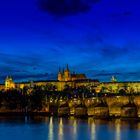 Prager Burg und Karlsbrücke zur blauen Stunde