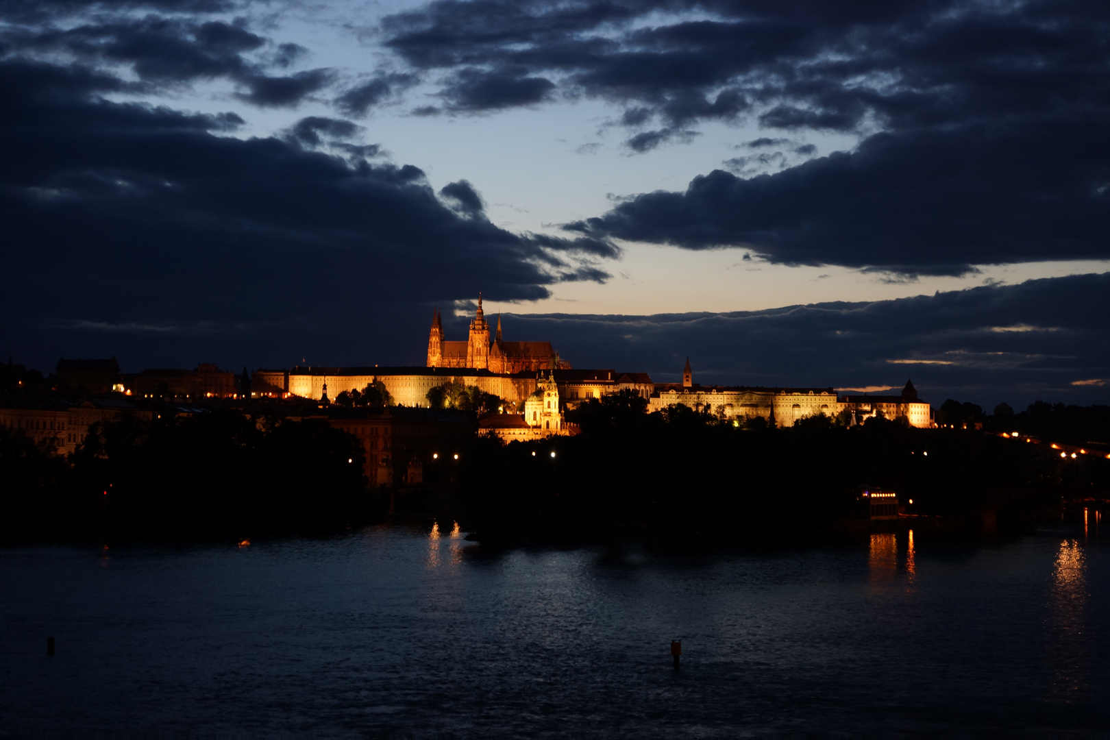 Prager Burg und Moldau in Abenddämmerung