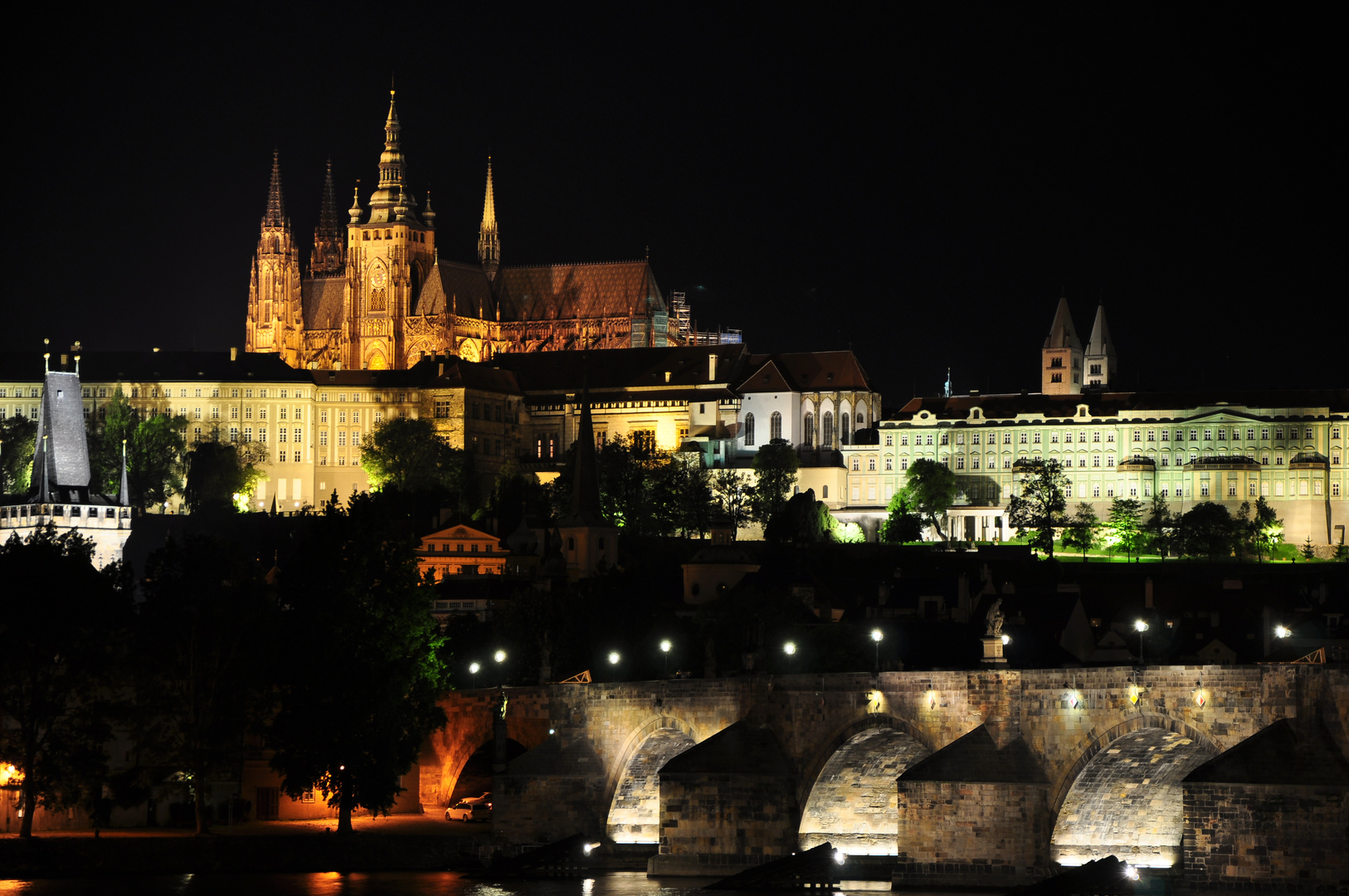 Prager Dom und Karlsbrücke.