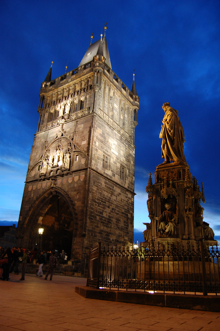 Prager Karlsbrücke bei Nacht