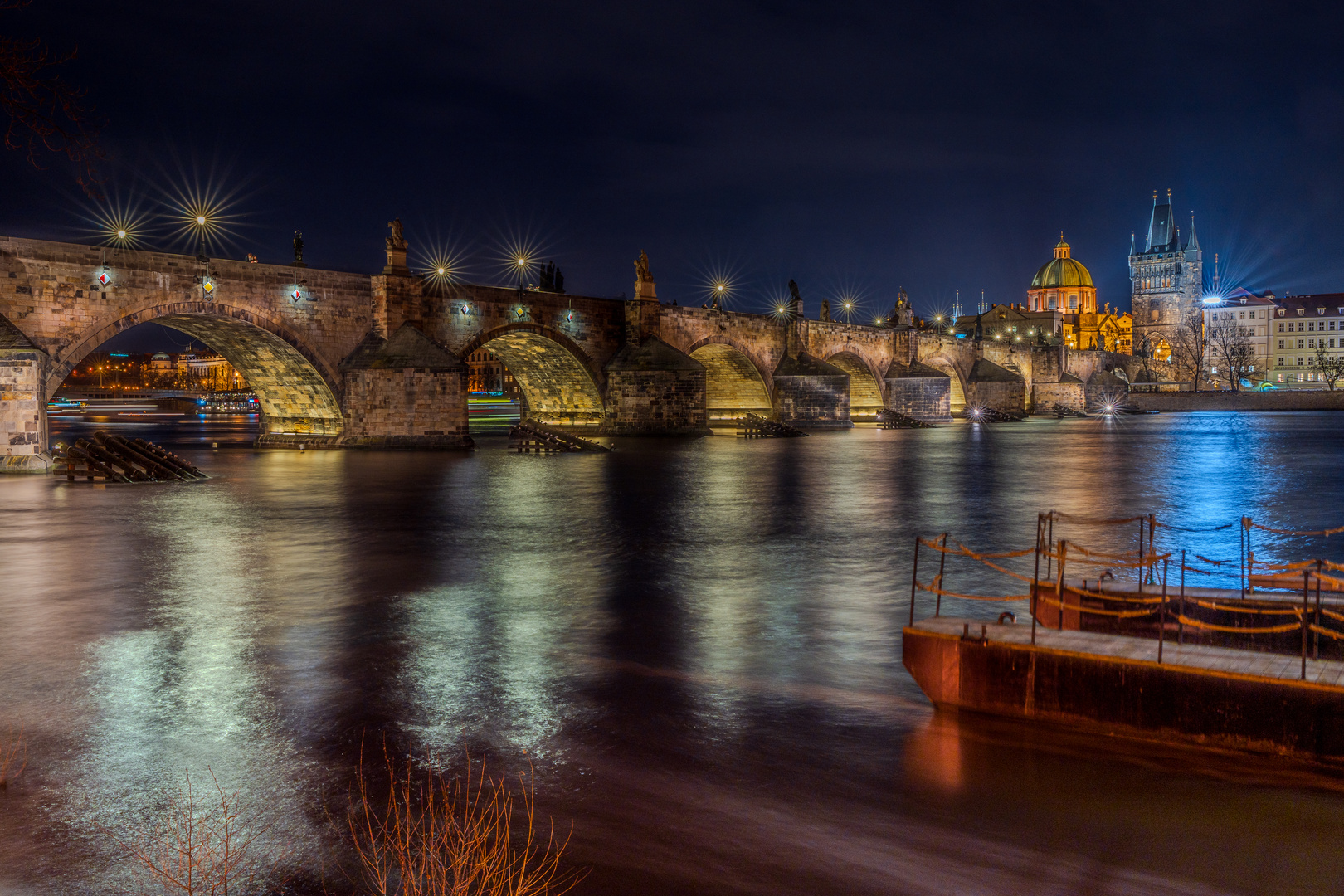 Prager Karlsbrücke bei Nacht