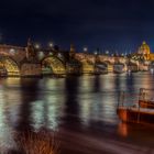 Prager Karlsbrücke bei Nacht