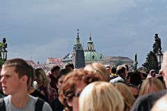 Prager Karlsbrücke, leicht überfüllt