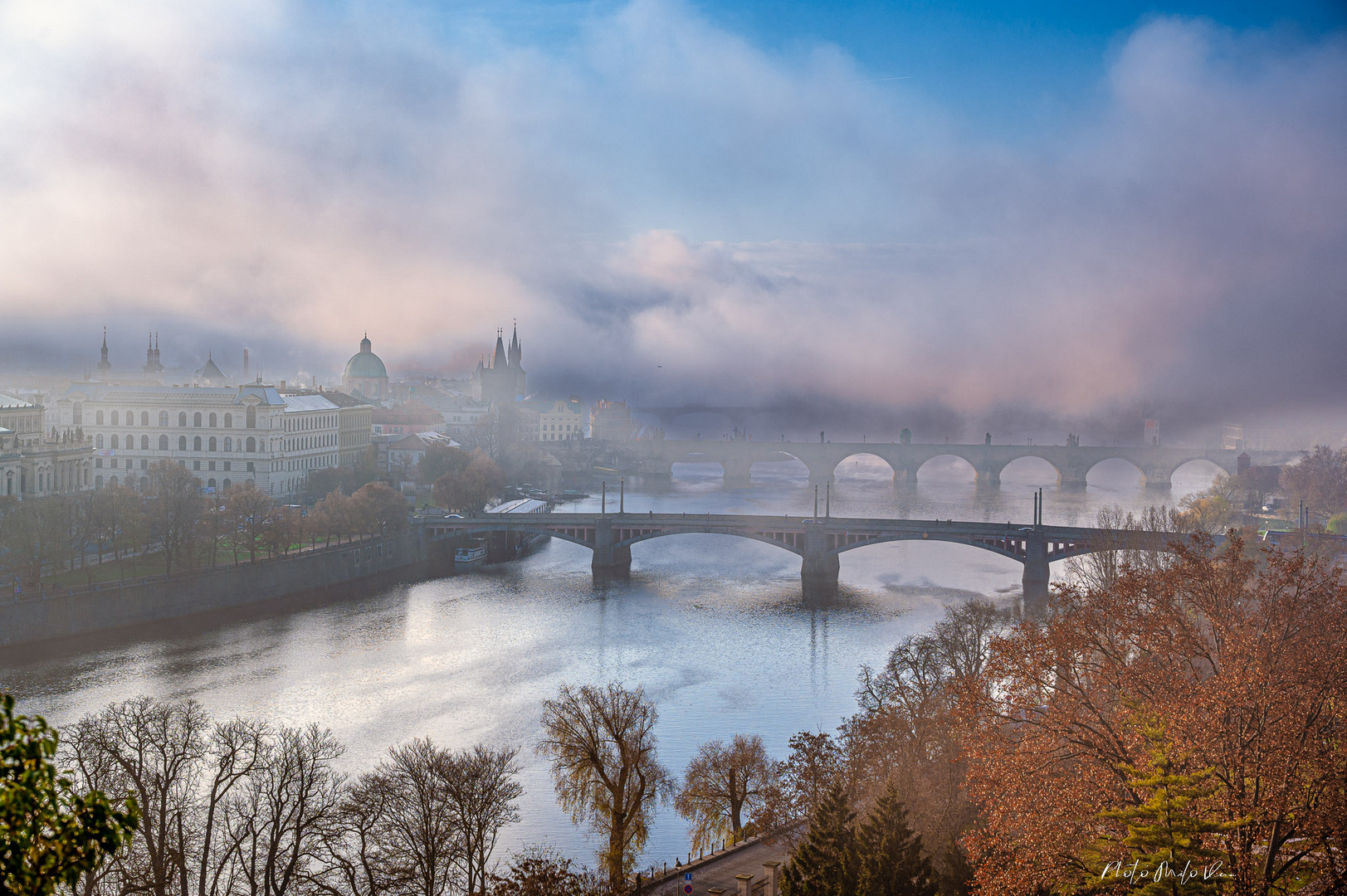 Prags Brücken imm Nebel