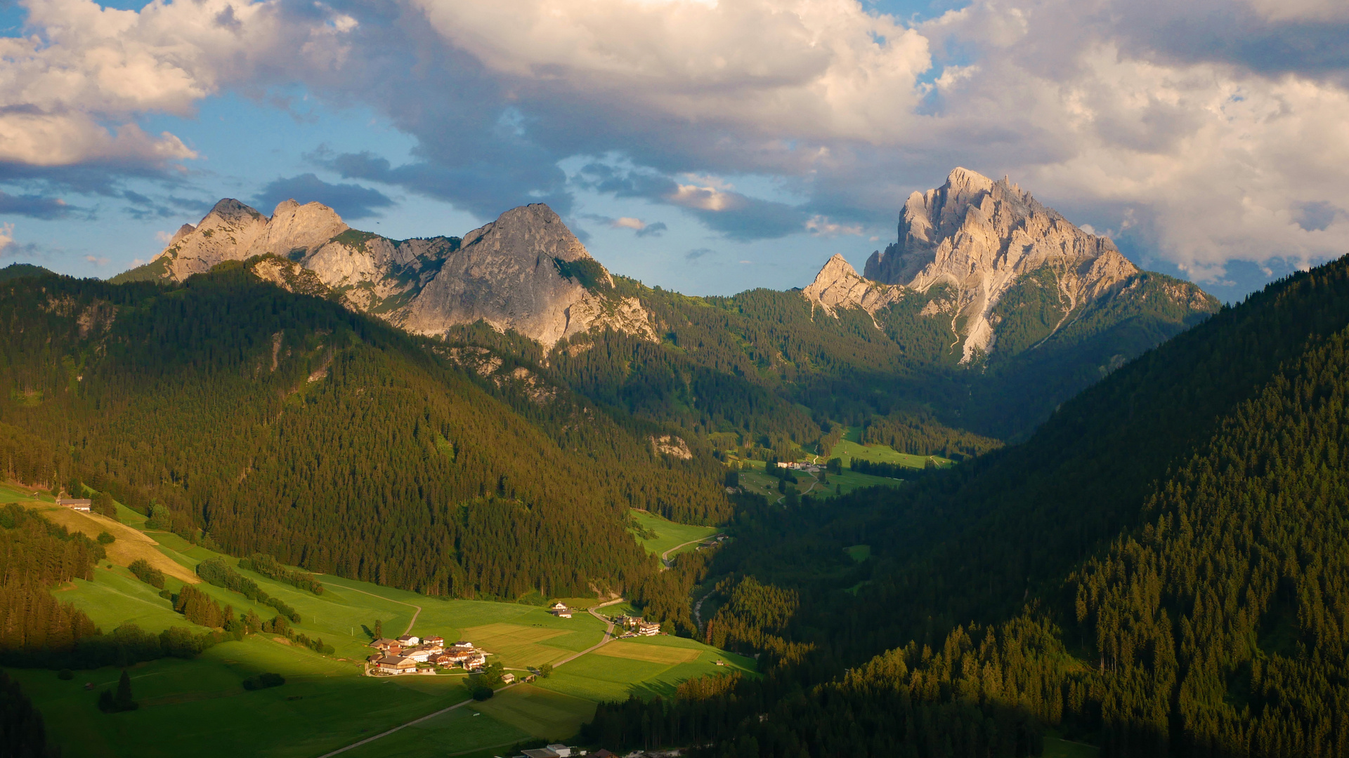 Pragser Tal in den letzten Sonnenstrahlen