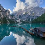 Pragser Wildsee, im Hintergrund steht der Seekofel (2810 m) 