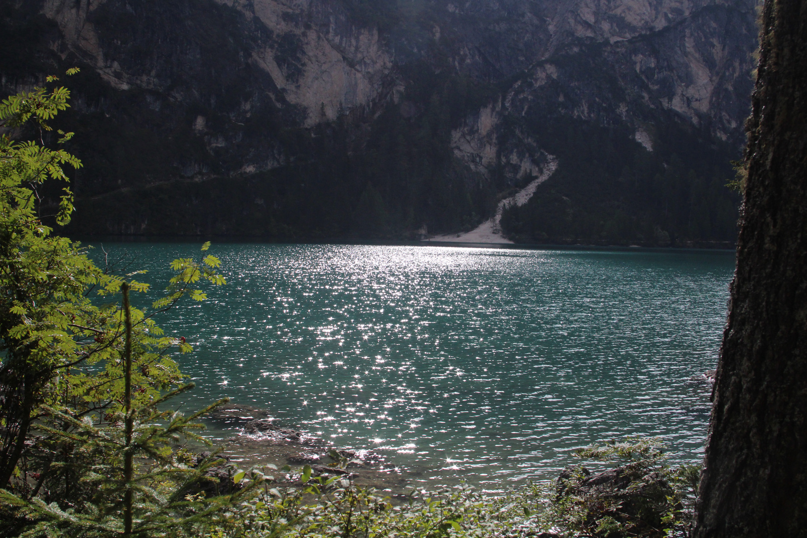 Pragser Wildsee im Sonnenlicht