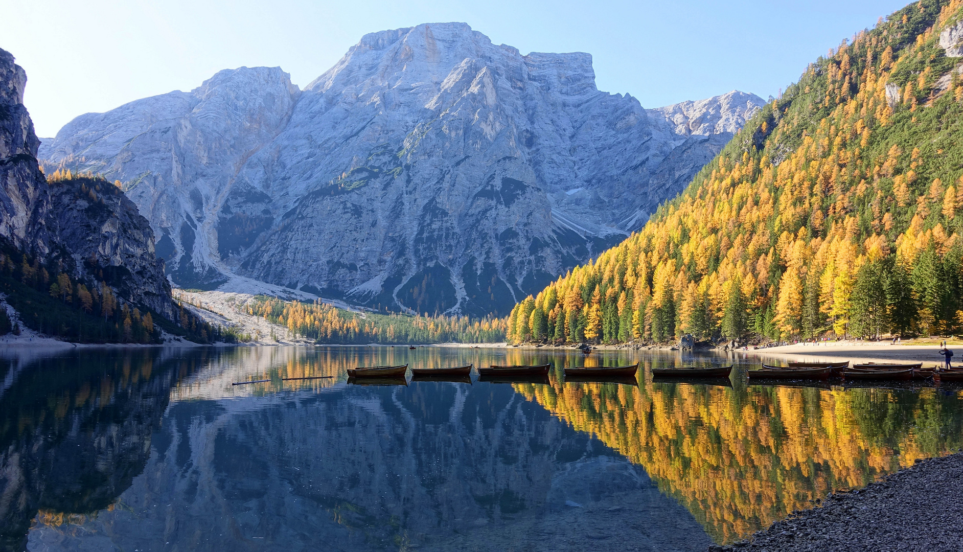 Pragser Wildsee in den ersten Sonnenstrahlen