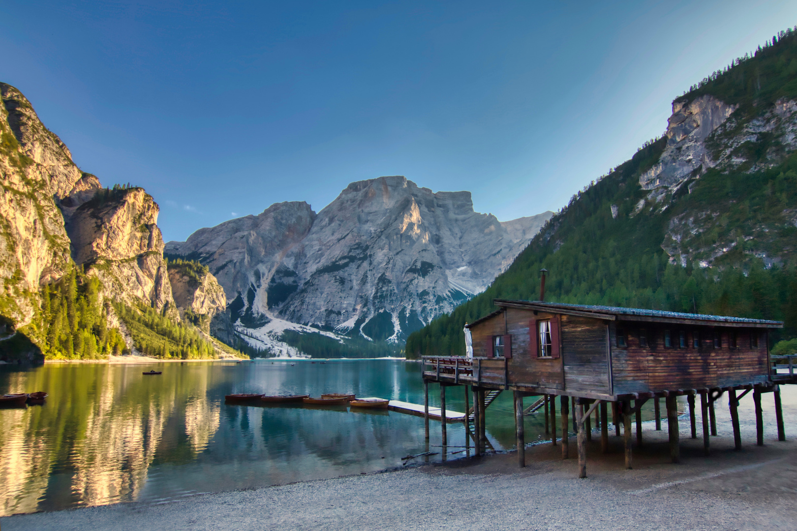 Pragser Wildsee ( Lago di Braies ) am späten Nachmittag.