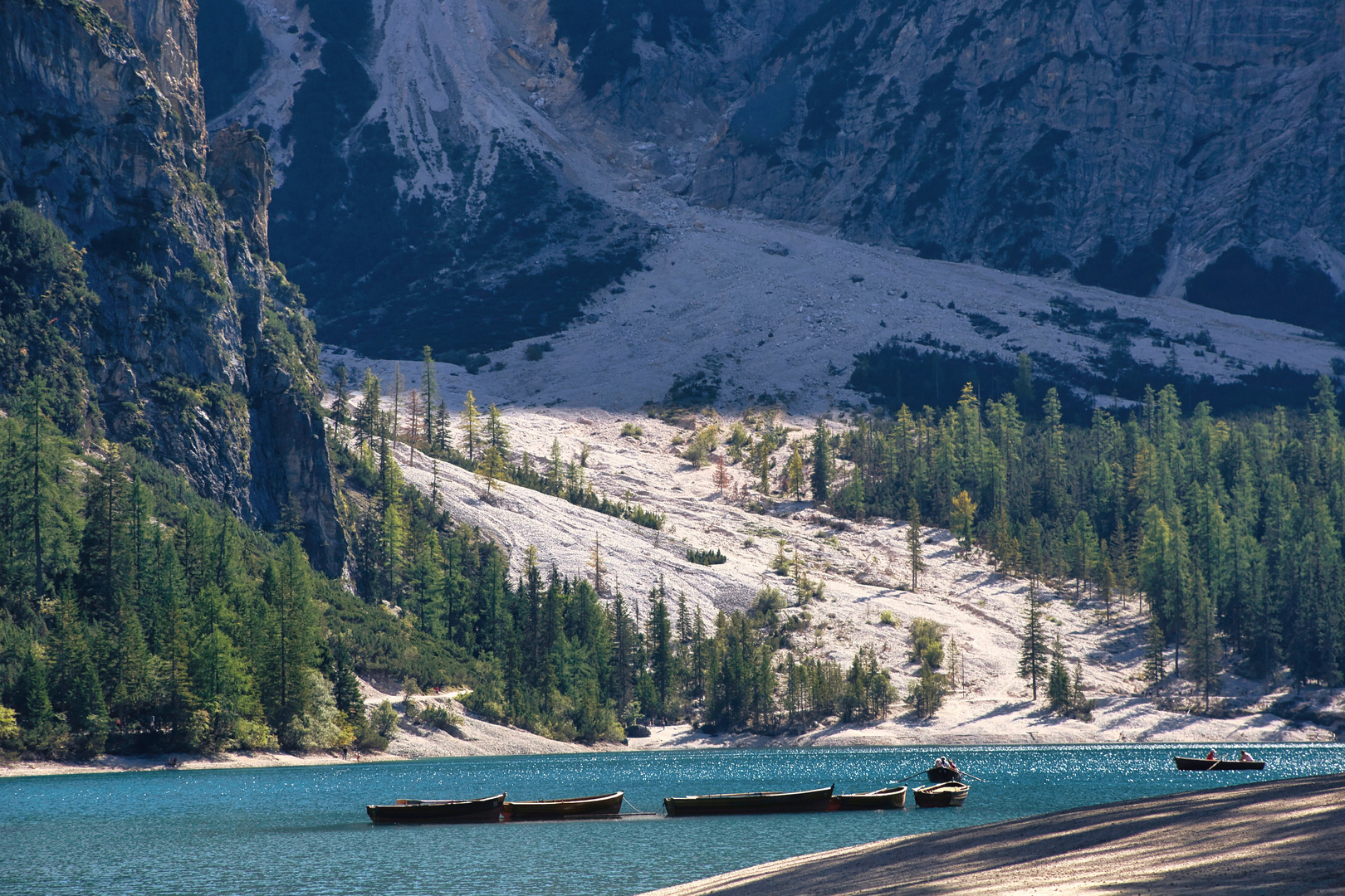 Pragser Wildsee ( Lago di Braies ) mit Ruderbooten.