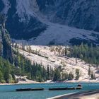 Pragser Wildsee ( Lago di Braies ) mit Ruderbooten.