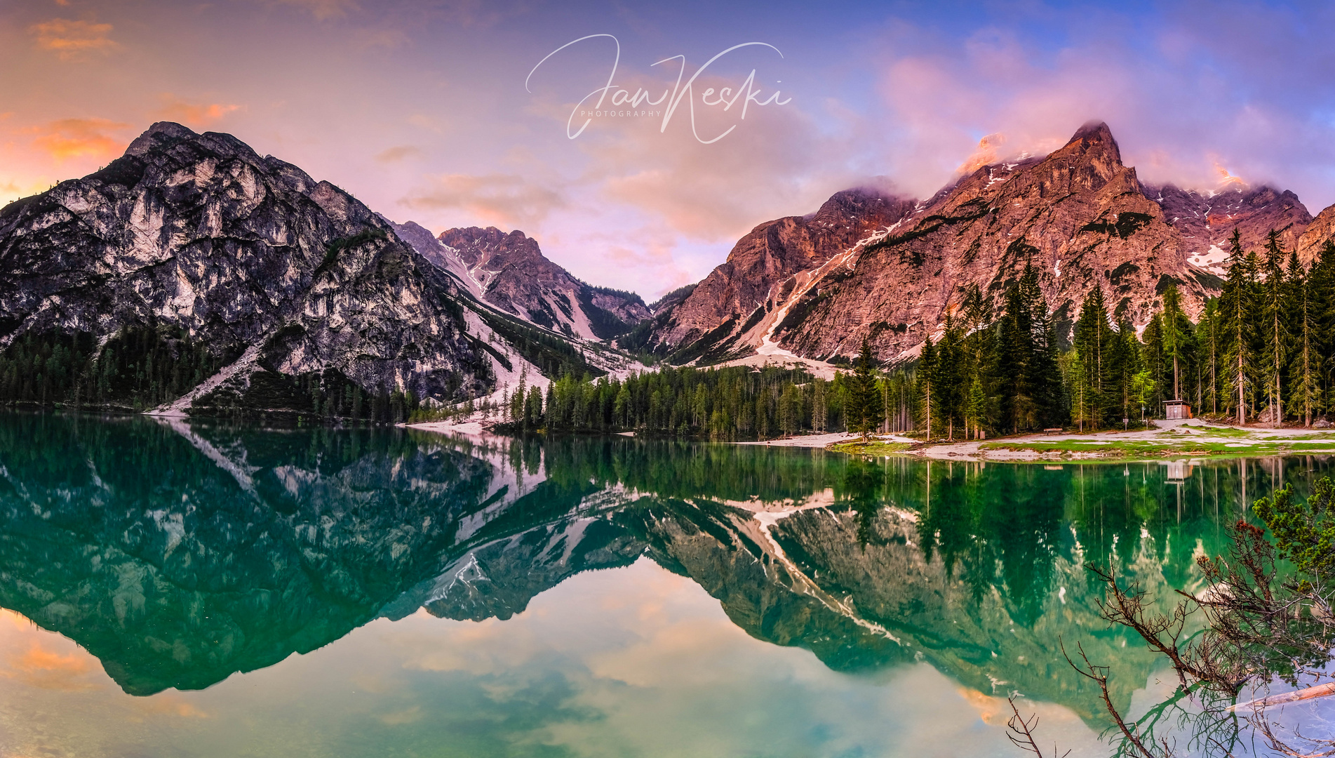 Pragser Wildsee Panorama in den Morgenstunden