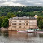 Prague : immeuble intéressant au bord de la Moldava 