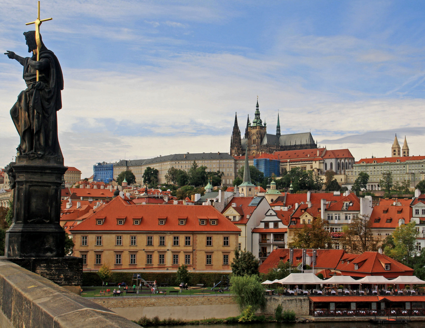 Prag.Wenzelsbrücke und Veitsdom