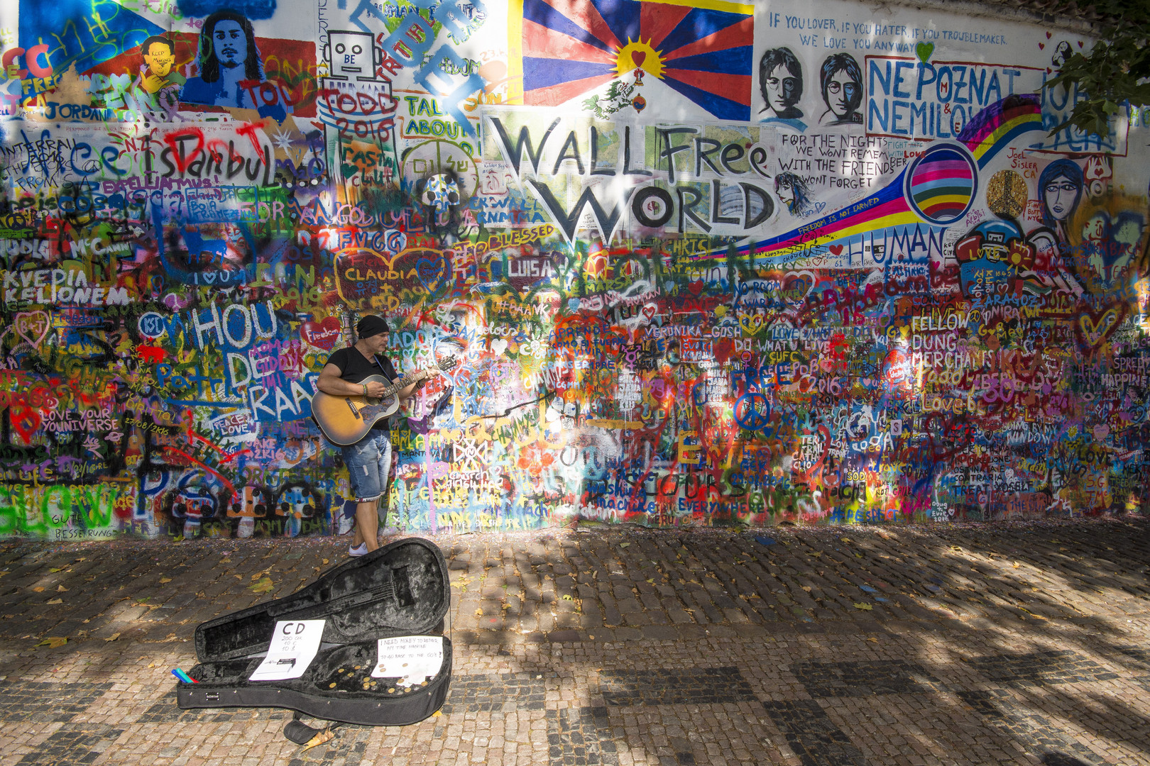 Praha - Malá Strana - Lennonova zed (Lennon Wall) - 01