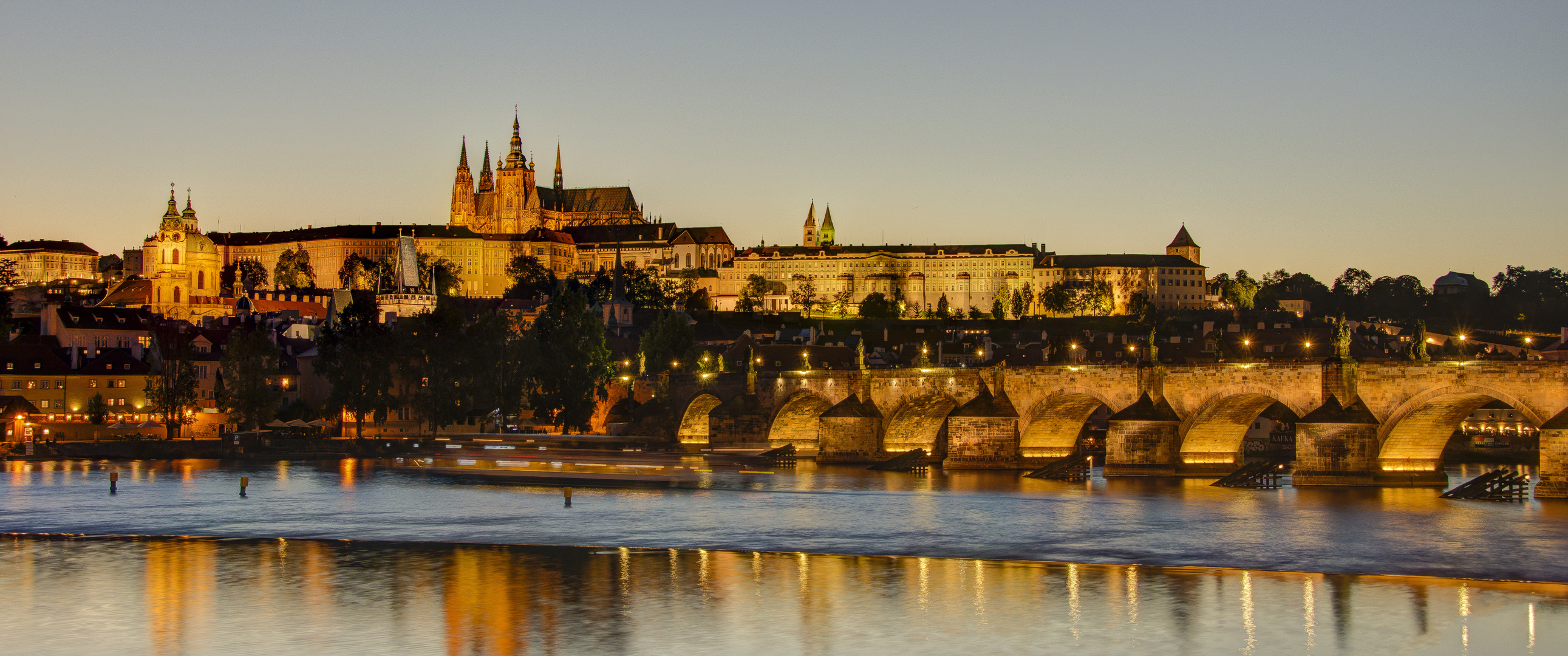 Praha-Staré Mesto - Karluv Most (Charles Bridge) with Katedrála Sv. Vita (St. Vitus Cathedral) - 02