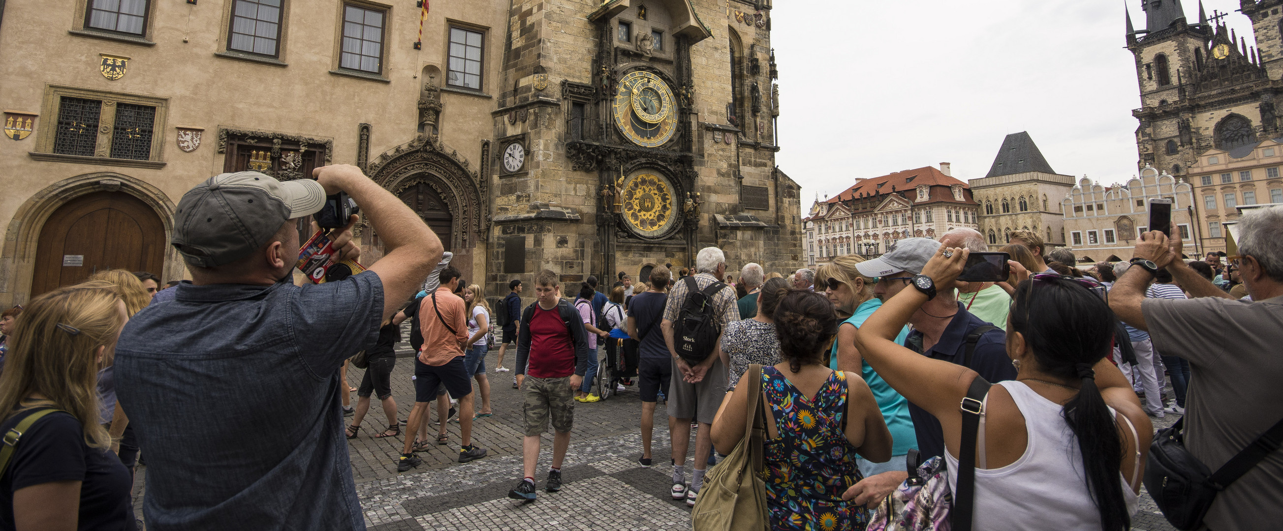 Praha-Staré Mesto-Staromestské námestí (Old Town Square) -Public looking at Astronomical Clock-19