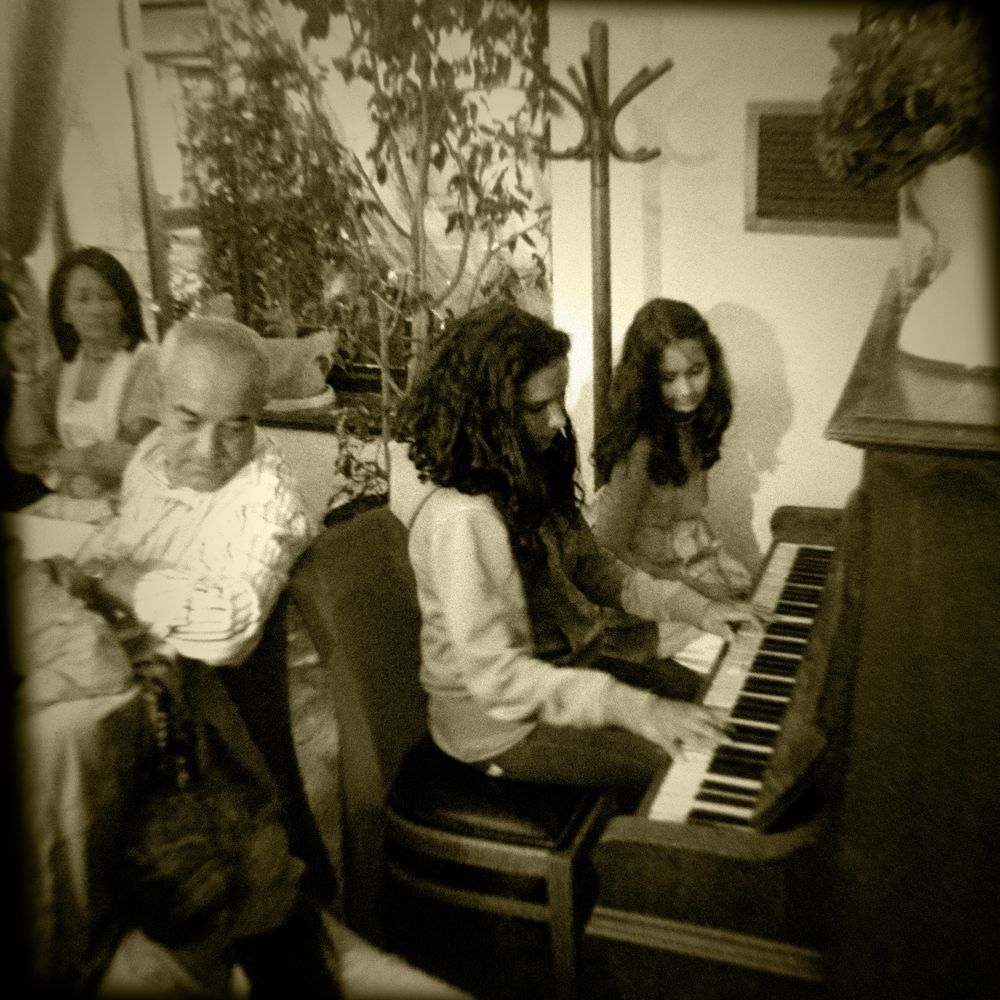 Praha XIV. Family scene with piano