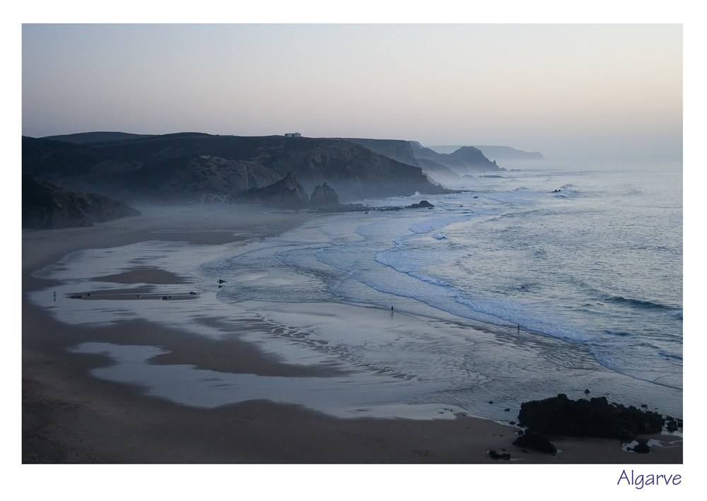 Praia da Amado im abendlichen Dunstschleier