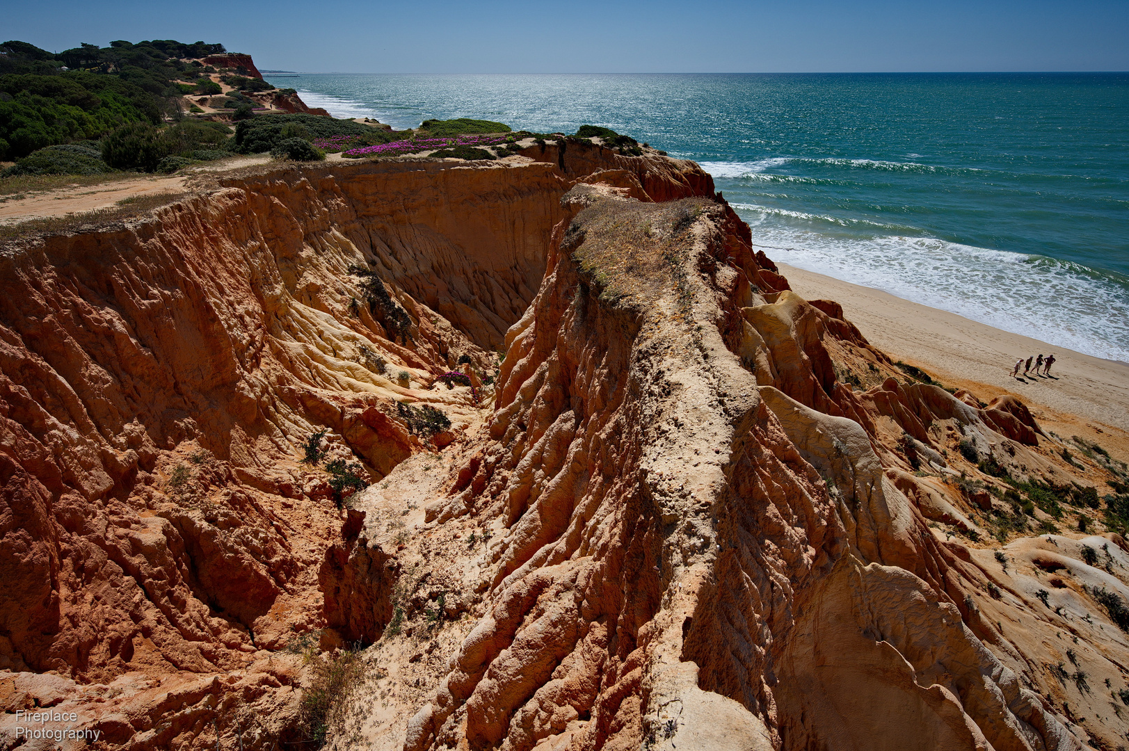 Praia da Falésia. Die orangen Felsen an der Algarve