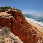 Praia da Falésia. Die orangen Felsen an der Algarve