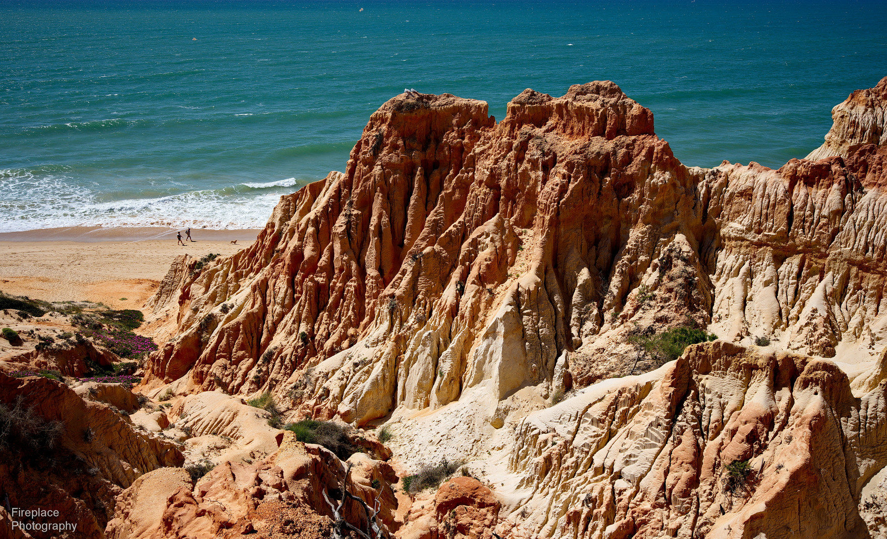 Praia da Falésia. Die orangen Felsen an der Algarve