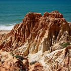 Praia da Falésia. Die orangen Felsen an der Algarve