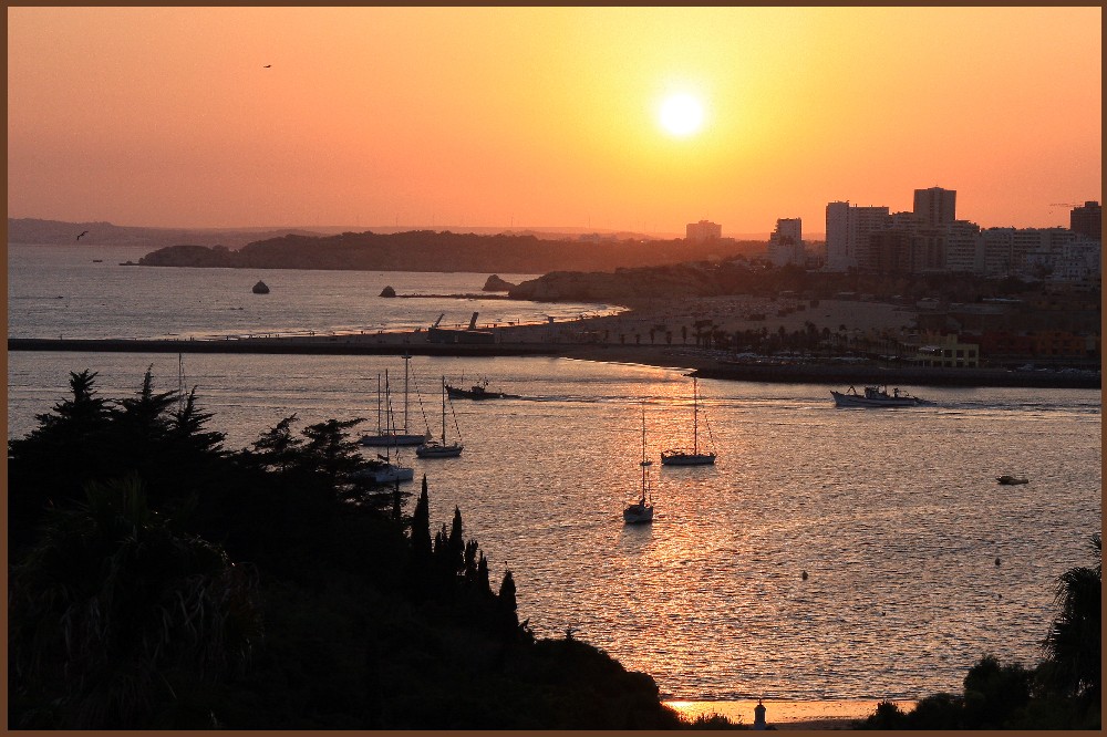 Praia da Rocha gesehen aus Ferragudo