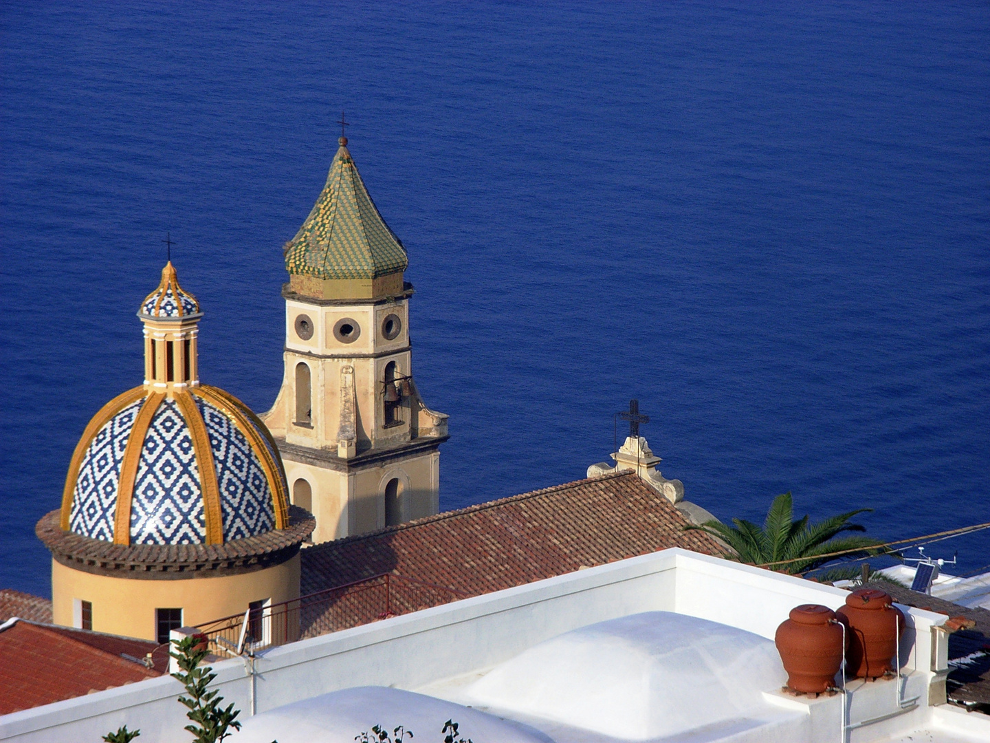 Praiano, Blick auf die Kirche San Genaro und das Meer
