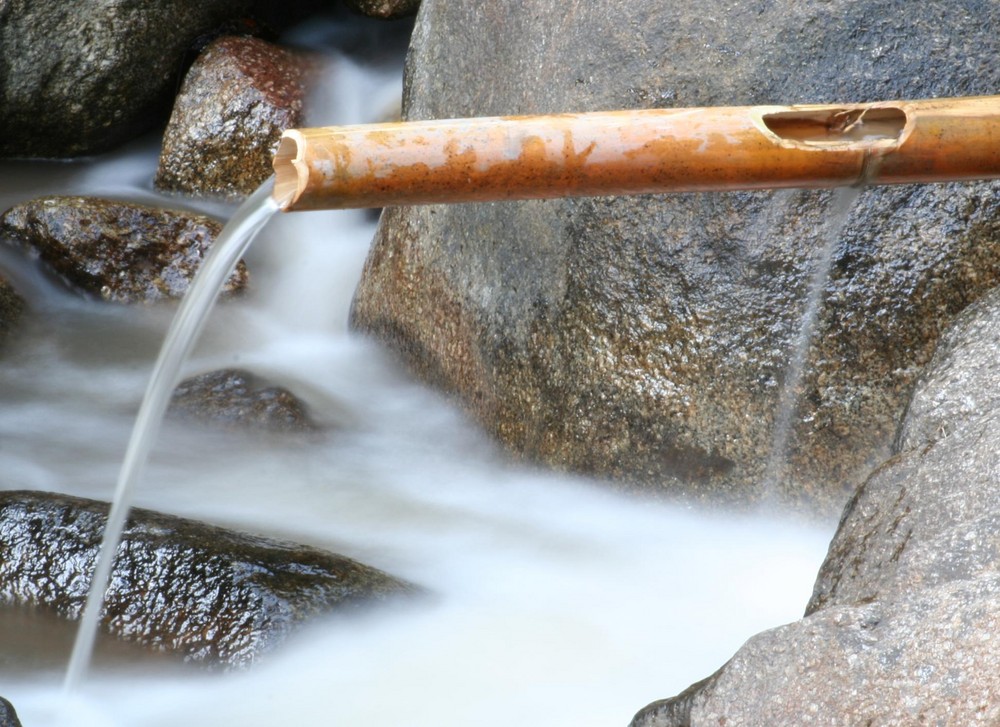 praktischer Wasserhahn im Flussbett